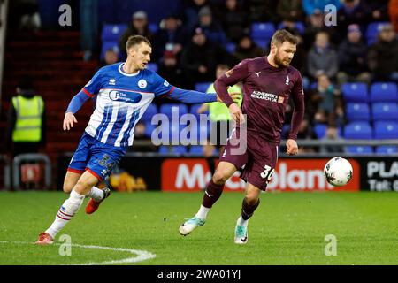 James Norwood du Oldham Athletic Association football Club affronte Ciaran Brennan du Hartlepool United football Club lors du match de la Vanarama National League entre Oldham Athletic et Hartlepool United à Boundary Park, Oldham le samedi 30 décembre 2023. (Photo : Thomas Edwards | MI News) Banque D'Images