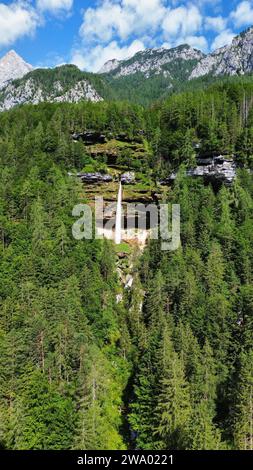 Drone photo chute d'eau Pericnik Slovénie Europe Banque D'Images