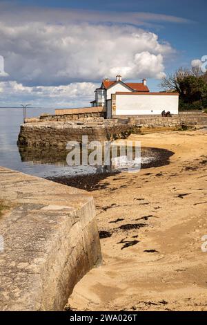 Irlande, Dublin, Sandycove, plage et maison en bord de mer sur Fortyfoot promontary Banque D'Images