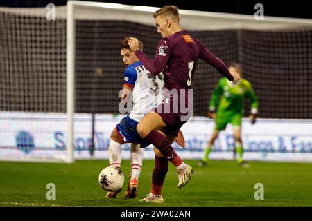 Mark Kitching du Oldham Athletic Association football Club affronte David Ferguson du Hartlepool United football Club lors du match de la Ligue nationale de Vanarama entre Oldham Athletic et Hartlepool United à Boundary Park, Oldham le samedi 30 décembre 2023. (Photo : Thomas Edwards | MI News) Banque D'Images