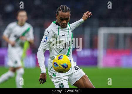 Armand Lauriente de l'US Sassuolo vu en action lors du match de football Serie A 2023/24 entre l'AC Milan et l'US Sassuolo au stade San Siro. Score final ; AC Milan 1 : 0 US Sassuolo. (Photo de Fabrizio Carabelli / SOPA Images/Sipa USA) Banque D'Images