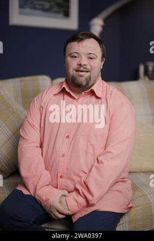 Photo de dossier datée du 27/12/23 de l'acteur James Martin qui a été fait MBE (membre de l'ordre de l'Empire britannique) dans la liste des honneurs du nouvel an, pour services rendus au théâtre en Irlande du Nord. Les légendes du théâtre Pierce Brosnan, Lucy Liu, Helena Bonham-carter et Hugh Grant étaient parmi les A-listers qui ont visité l'Irlande du Nord au cours de la dernière année, alors que la région cimentait sa réputation de lieu de tournage privilégié. Date d'émission : dimanche 31 décembre 2023. Banque D'Images