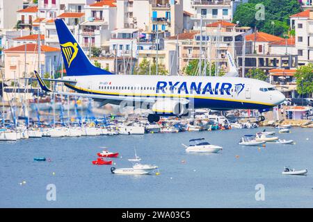 Sikiathos, Grèce - 24 août 2023 : Ryanair 737 approche de l'aéroport de Skiathos Banque D'Images