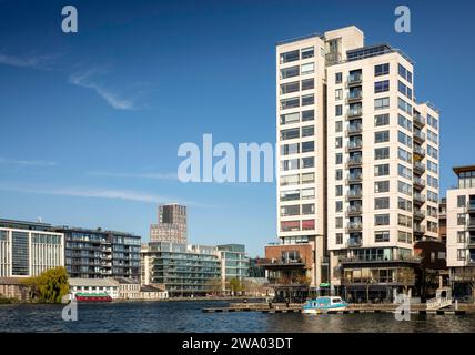 Irlande, Dublin, nouveaux bureaux et appartements sur les quais de Charlotte et Hanovre à travers le bassin du Grand Canal Banque D'Images