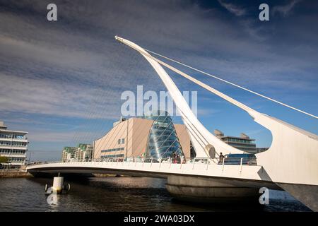 Irlande, Dublin, pont Samuel Beckett en forme de harpe, serrant la rivière Liffey Banque D'Images