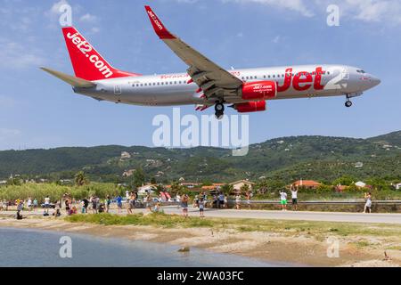 Skiathos, Grèce - 24 août 2023 : Jet2holidays 737 approchant de l'aéroport de Skiathos Banque D'Images