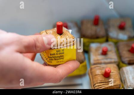 Kammlach, Bavière, Allemagne - 31 décembre 2023 : Homme tenant un pétard, un coup de canon le soir du nouvel an *** Mann hält einen Böller, einen Kanonenschlag an Silvester in der Hand Banque D'Images