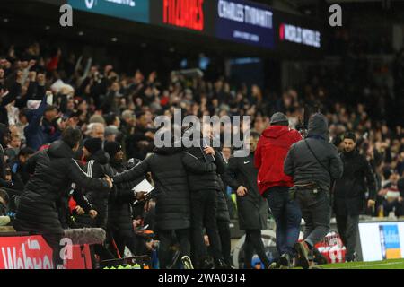 Craven Cottage, Fulham, Londres, Royaume-Uni. 31 décembre 2023. Premier League football, Fulham contre Arsenal ; le Manager de Fulham Marco Silva célèbre avec ses assistants lors du coup de sifflet final. Crédit : action plus Sports/Alamy Live News Banque D'Images