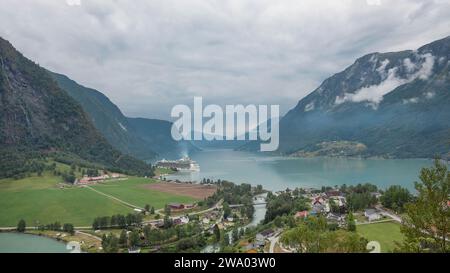 Ciel spectaculaire au-dessus du village norvégien situé dans la partie la plus intérieure du Sognefjord entouré de montagnes majestueuses et d'eaux de fjord immaculées Banque D'Images