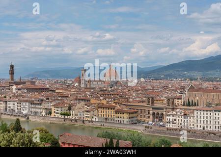 Vue sur toute la ville vers la célèbre cathédrale Duomo di Firenze depuis le point de vue Piazzale Michelangelo situé sur la rive élevée du fleuve Arno Banque D'Images