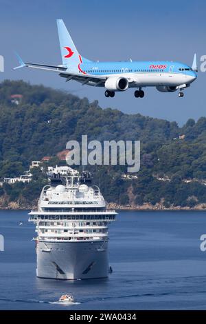 Skiathos, Grèce - 24 août 2023 : NoEs 737 MAX approche de l'aéroport de Skiathos Banque D'Images