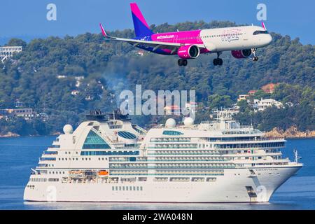 Sikiathos, Grèce - 24 août 2023 : Wizzair A321 approche de l'aéroport de Skiathos Banque D'Images