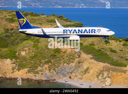 Sikiathos, Grèce - 24 août 2023 : Ryanair 737 approche de l'aéroport de Skiathos Banque D'Images