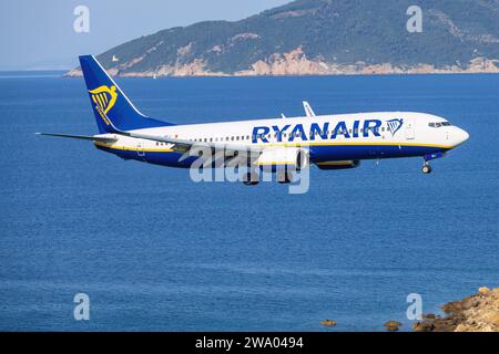 Sikiathos, Grèce - 24 août 2023 : Ryanair 737 approche de l'aéroport de Skiathos Banque D'Images