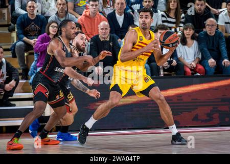 Monaco, Monaco. 29 décembre 2023. Les joueurs de Monaco #55 Mike James, #4 Jaron Blossomgame et le joueur de Barcelone #1 Oscar da Silva sont vus en action lors du match entre L'AS Monaco et le FC Barcelone à la salle Gaston-Medecin à Monaco pour la 17e manche de l'Euroleague Turkish Airlines. Score final ; AS Monaco 91 : 71 FC Barcelone. (Photo Laurent Coust/SOPA Images/Sipa USA) crédit : SIPA USA/Alamy Live News Banque D'Images