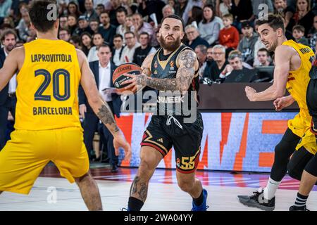 Monaco, Monaco. 29 décembre 2023. Le joueur de Monaco #55 Mike James et les joueurs de Barcelone #13 Tomas Satoransky et #20 Nicolas Laprovittola sont vus en action lors du match entre L’AS Monaco et le FC Barcelone à la salle Gaston-Medecin à Monaco pour la 17e manche de l’Euroleague Turkish Airlines. Score final ; AS Monaco 91 : 71 FC Barcelone. (Photo Laurent Coust/SOPA Images/Sipa USA) crédit : SIPA USA/Alamy Live News Banque D'Images