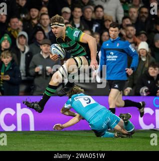 Northampton, Royaume-Uni. 30 décembre 2023.Northampton Saints Angus Scott-Young saute sur sale Sharks Gus Warr pendant Northampton Saints vs sale Sharks, Cinch Stadium à Franklin Gardens, Northampton UK le samedi 30 décembre 2023. Photo de Gary Mitchell crédit : Gary Mitchell, GMP Media/Alamy Live News Banque D'Images