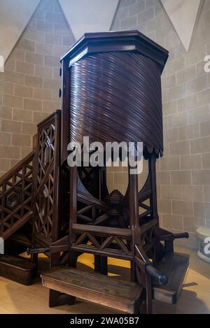 Barcelone, Espagne - 30 novembre 2023 : chaire dans le Musée de la Sagrada Familia ou Église de la Sainte famille, église catholique conçue par Catalan ar Banque D'Images