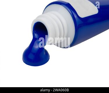 Peinture bleu, extrudés à partir du tube, sur fond blanc Banque D'Images