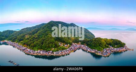 INE Bay, Kyoto, Japon aux maisons de bateau Funaya au crépuscule. Banque D'Images