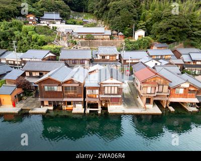 INE Bay, Kyoto, Japon aux maisons de bateau Funaya au crépuscule. Banque D'Images