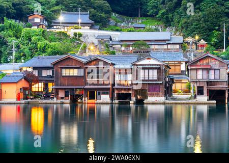 Kyoto, Japon avec des hangars à bateaux Funaya sur INE Bay au crépuscule. Banque D'Images