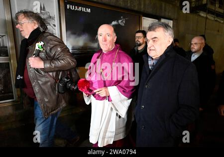 Cologne, Allemagne. 31 décembre 2023. Cathédrale de Cologne le prévôt Guido Assmann (l) accueille Herbert Reul, ministre de l'intérieur de Rhénanie-du-Nord-Westphalie, à la cathédrale. Le ministre rend visite à des policiers en service devant la cathédrale de Cologne, qui est sous sécurité renforcée cette année en raison d’une attaque planifiée. Crédit : Roberto Pfeil/dpa/Alamy Live News Banque D'Images