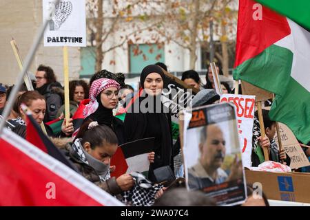 Marseille, France. 31 décembre 2023. © Gilles Bader/le Pictorium/MAXPPP - Marseille 31/12/2023 manifestation pour la palestine et Gaza porte d Aix le 31 décembre 2023 avec des slogans contre le massacre des civils et des journalistes a Gaza Credit : MAXPPP/Alamy Live News Banque D'Images