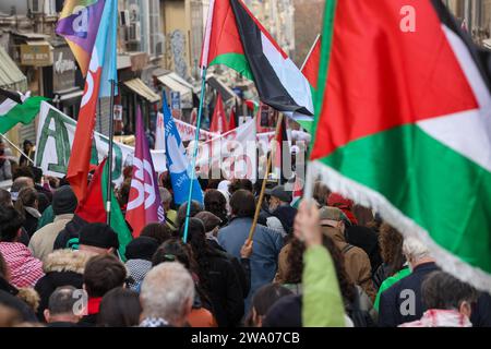 Marseille, France. 31 décembre 2023. © Gilles Bader/le Pictorium/MAXPPP - Marseille 31/12/2023 manifestation pour la palestine et Gaza porte d Aix le 31 décembre 2023 avec des slogans contre le massacre des civils et des journalistes a Gaza Credit : MAXPPP/Alamy Live News Banque D'Images