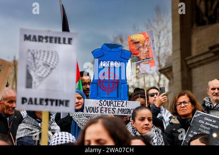 Marseille, France. 31 décembre 2023. © Gilles Bader/le Pictorium/MAXPPP - Marseille 31/12/2023 manifestation pour la palestine et Gaza porte d Aix le 31 décembre 2023 avec des slogans contre le massacre des civils et des journalistes a Gaza Credit : MAXPPP/Alamy Live News Banque D'Images