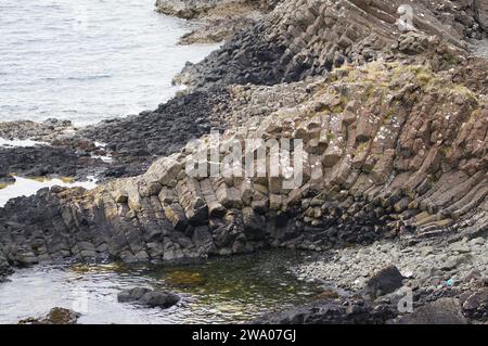 Colonnes de basalte hexagonales situées sur la péninsule d'Ardmeanach sur l'île de Mull des Herbrides intérieures, en Écosse, au Royaume-Uni Banque D'Images