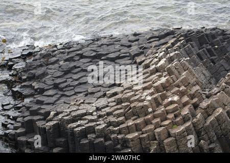 Colonnes de basalte hexagonales situées sur la péninsule d'Ardmeanach sur l'île de Mull des Herbrides intérieures, en Écosse, au Royaume-Uni Banque D'Images