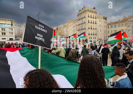 Marseille, France. 31 décembre 2023. Gilles Bader/le Pictorium - manifestation en faveur de la Palestine à Marseille - 31/12/2023 - France/Bouches-du-Rhône/Marseille - manifestation pour la Palestine et Gaza à la porte d'Aix le 31 décembre 2023 avec des slogans contre le massacre de civils et de journalistes à Gaza Credit : LE PICTORIUM/Alamy Live News Banque D'Images