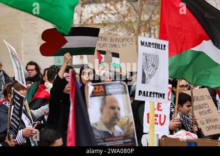 Marseille, France. 31 décembre 2023. Gilles Bader/le Pictorium - manifestation en faveur de la Palestine à Marseille - 31/12/2023 - France/Bouches-du-Rhône/Marseille - manifestation pour la Palestine et Gaza à la porte d'Aix le 31 décembre 2023 avec des slogans contre le massacre de civils et de journalistes à Gaza Credit : LE PICTORIUM/Alamy Live News Banque D'Images