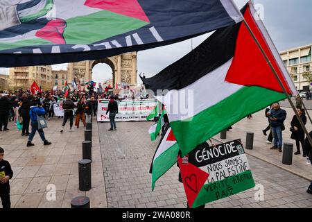 Marseille, France. 31 décembre 2023. Gilles Bader/le Pictorium - manifestation en faveur de la Palestine à Marseille - 31/12/2023 - France/Bouches-du-Rhône/Marseille - manifestation pour la Palestine et Gaza à la porte d'Aix le 31 décembre 2023 avec des slogans contre le massacre de civils et de journalistes à Gaza Credit : LE PICTORIUM/Alamy Live News Banque D'Images