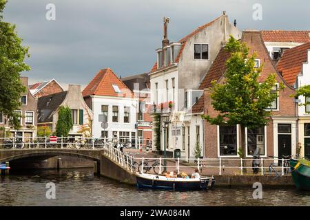 Vieilles maisons historiques le long du canal dans le centre de Haarlem. Banque D'Images