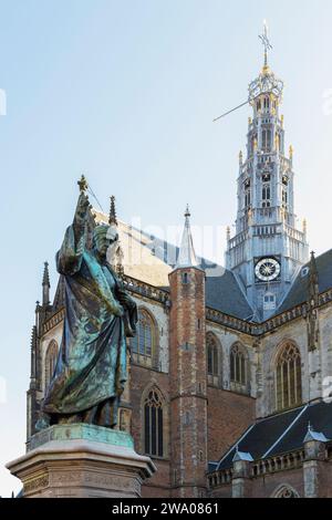 Statue de avec en arrière-plan la Grote Kerk - St. Bavokerk, dans la ville de Haarlem. Banque D'Images
