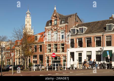 Paysage urbain de Haarlem avec la tour du Bakenesserkerk en arrière-plan. Banque D'Images