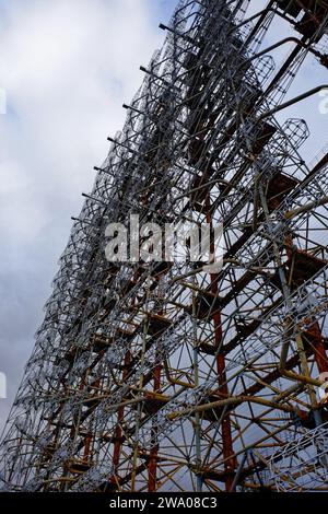 Une structure complexe de métal rouillé et de fils contre un ciel nuageux. Duga est une station radar soviétique au-dessus de l'horizon pour un système de détection précoce pour Banque D'Images