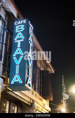 Jakarta, Indonésie - octobre 2 2023 : le panneau de signalisation du café Batavia s'allume la nuit Banque D'Images