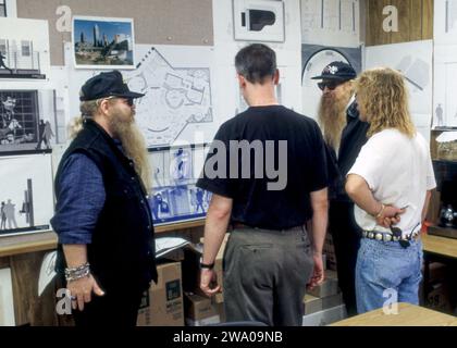 Cleveland, OH États-Unis. 25 juillet 1994 : de gauche à droite, Dusty Hill, James Henke, conservateur, Billy Gibbons, et Frank Beard, de ZZ Top, au Rock and Roll Hall of Fame and Museum construction site. Crédit : Bill Ragan/Alamy Live News Banque D'Images