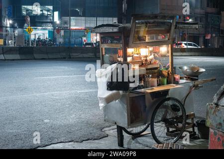 Jakarta, Indonésie - octobre 2 2023 : chariot de nourriture de rue sans surveillance la nuit Banque D'Images