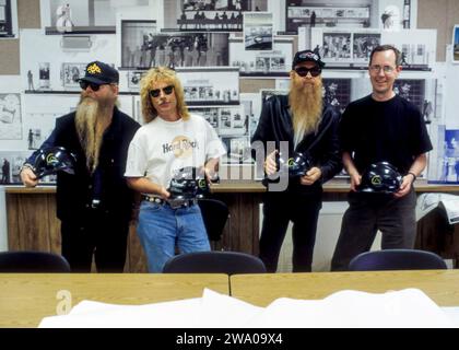 Cleveland, OH États-Unis. 25 juillet 1994 : de gauche à droite, Dusty Hill, Frank Beard et Billy Gibbons de ZZ Top et James Henke, conservateur, au Rock and Roll Hall of Fame and Museum construction site. Crédit : Bill Ragan/Alamy Live News Banque D'Images