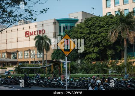 Jakarta, Indonésie - octobre 4 2023 : panneau de signalisation jaune Banque D'Images