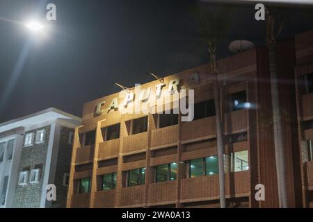 Jakarta, Indonésie - octobre 4 2023 : panneau lumineux de nuit pour bâtiment de bureaux Banque D'Images