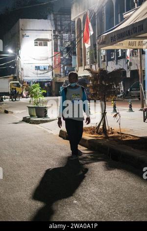 Jakarta, Indonésie - octobre 4 2023 : homme se promenant dans les rues la nuit Banque D'Images