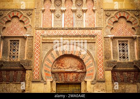 Vue détaillée de la façade sud-ouest, à côté de la Puerta de San Sebastián de la mosquée richement décorée de Córdoba, Andalousie, Espagne Banque D'Images