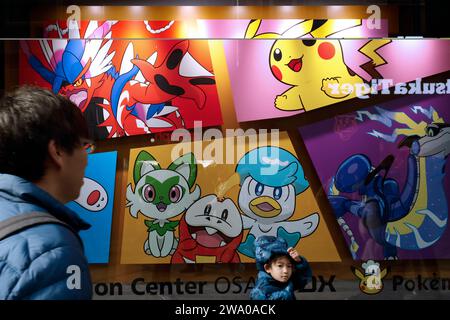 Osaka, Japon. 29 décembre 2023. Les clients passent devant le graffiti Pokemon Store à la gare de Tokyo à Tokyo. Pokemon Go a gagné des milliards de dollars en amenant les gens à errer dans les grands espaces. Maintenant, la société derrière le phénomène mondial du jeu essaie de faire aller les gens au lit. (Image de crédit : © James Matsumoto/SOPA Images via ZUMA Press Wire) USAGE ÉDITORIAL SEULEMENT! Non destiné à UN USAGE commercial ! Banque D'Images