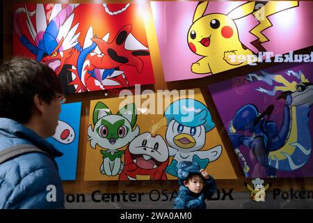 Osaka, Japon. 30 décembre 2023. Un père et son enfant vus devant le Pokemon Store graffiti à la gare de Tokyo à Tokyo. Pokemon Go a gagné des milliards de dollars en amenant les gens à errer dans les grands espaces. Maintenant, la société derrière le phénomène mondial du jeu essaie de faire aller les gens au lit. (Image de crédit : © James Matsumoto/SOPA Images via ZUMA Press Wire) USAGE ÉDITORIAL SEULEMENT! Non destiné à UN USAGE commercial ! Banque D'Images