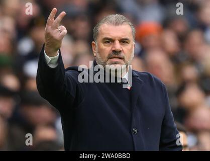 Londres, Royaume-Uni. 31 décembre 2023. 31 décembre 2023 - Tottenham Hotspur - AFC Bournemouth - Premier League - Tottenham Hotspur Stadium. Le Manager de Tottenham Ange Postecoglou montre à l'arbitre Simon Hooper ce qu'il pense d'une de ses décisions lors du match contre Bournemouth. Crédit photo : Mark pain / Alamy Live News Banque D'Images